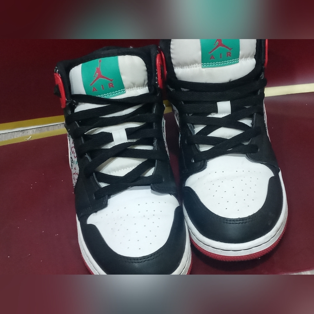 Air Jordans 1 mid se